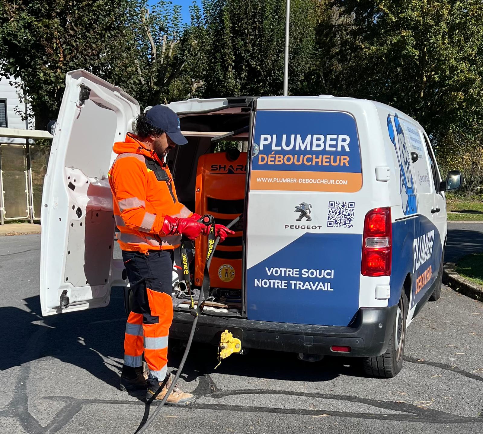Gérant de Plumber Déboucheur avec son véhicule d'intervention